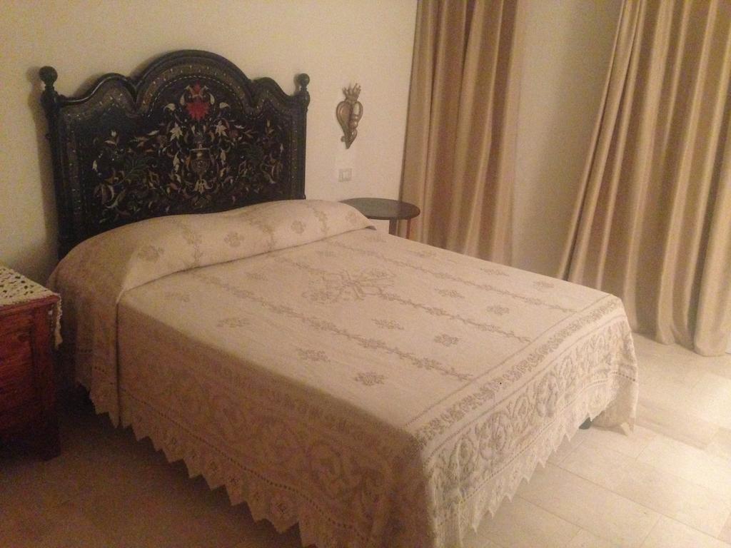 Antica Dimora La Corona San Pantaleo Habitación foto