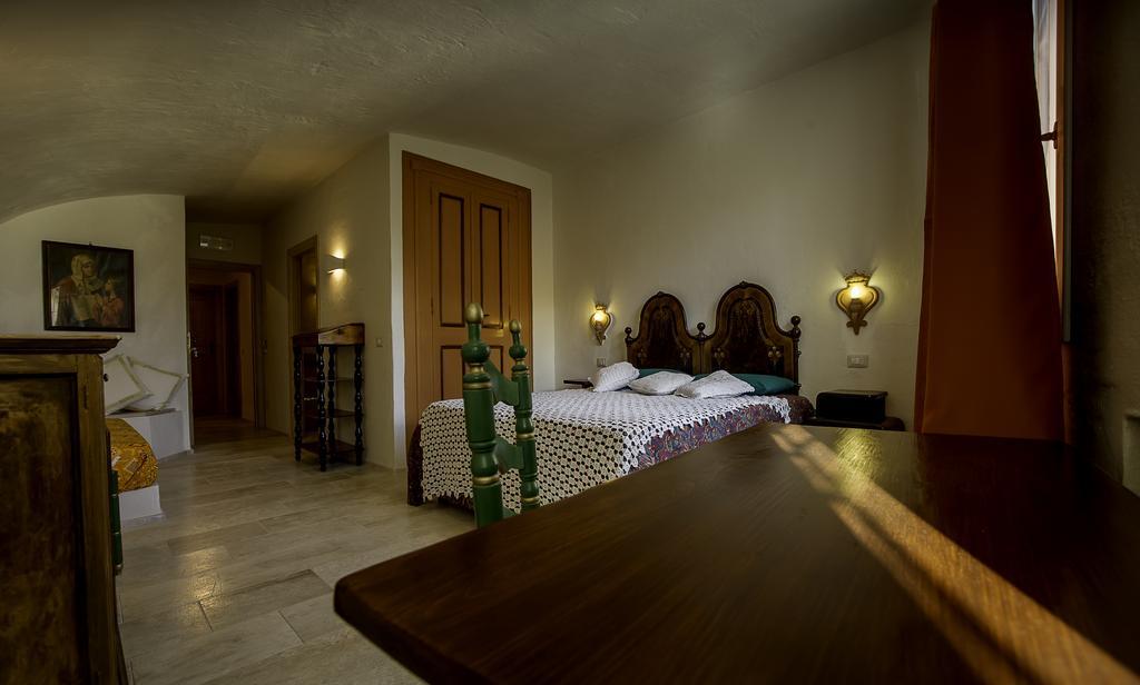 Antica Dimora La Corona San Pantaleo Habitación foto