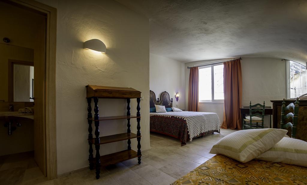 Antica Dimora La Corona San Pantaleo Habitación foto