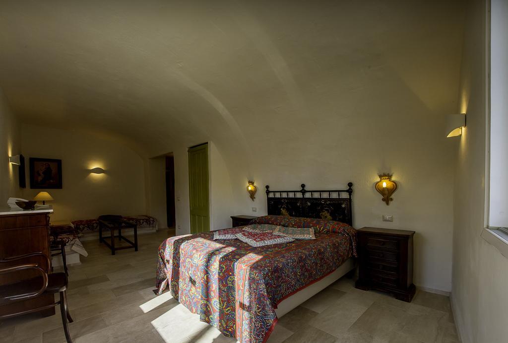 Antica Dimora La Corona San Pantaleo Habitación foto